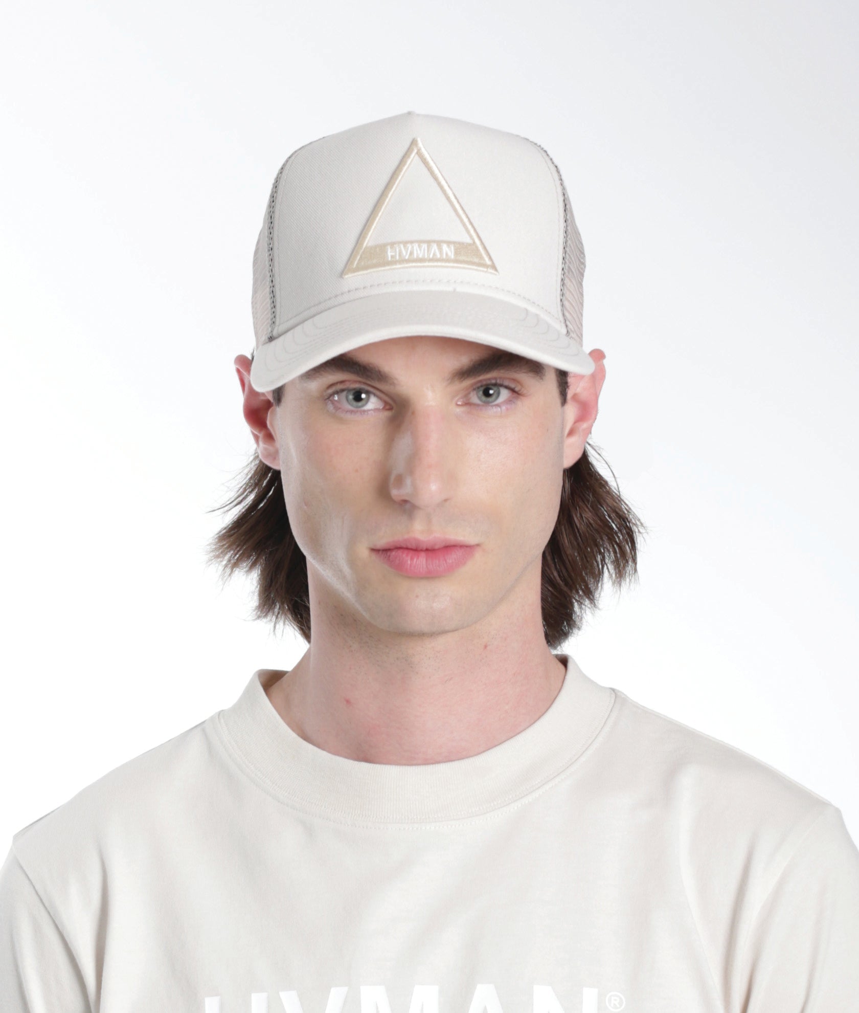 TRIANGE LOGO MESH TRUCKER CAP IN CREAM