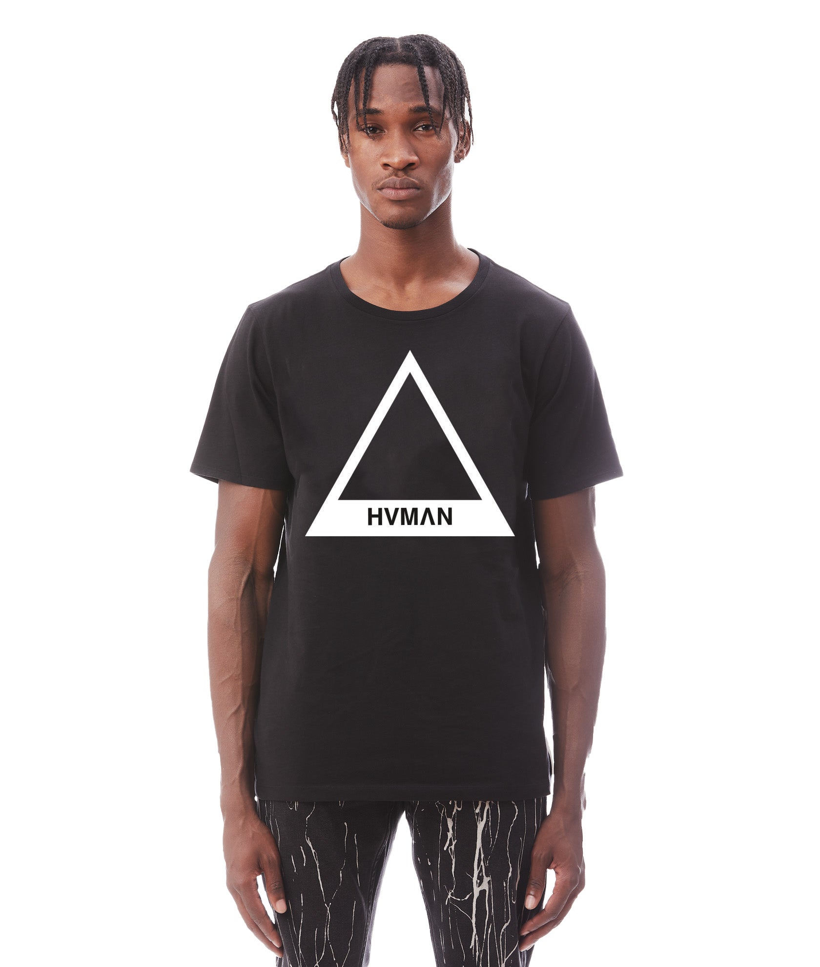 TRIANGLE BASIC LOGO CREW NECK TEE IN BLACK